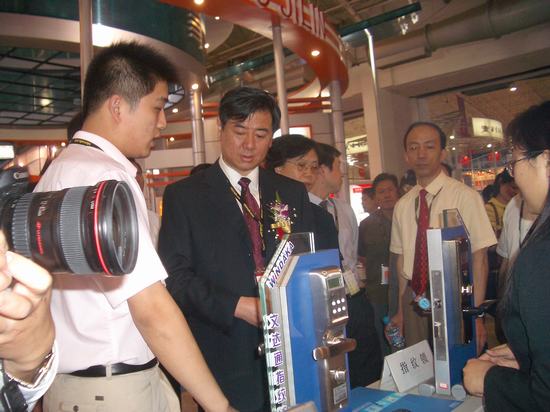 省長參觀公司產(chǎn)品