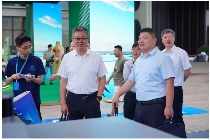 青島市委常委、副市長(zhǎng)王波等領(lǐng)導(dǎo)嘉賓參觀文達(dá)通AI無(wú)人清掃車