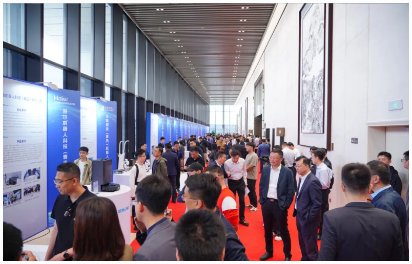 “機(jī)”聚新動(dòng)能 “智”創(chuàng)新未來丨文達(dá)通無人清掃機(jī)器人亮相2025青島市具身智能機(jī)器人生態(tài)發(fā)展大會(huì)