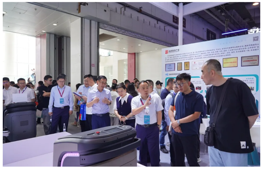 文達通股份攜”數智物業(yè)全鏈解決方案”亮相中國物博會，“AI+機器人”定義智慧物業(yè)新標桿