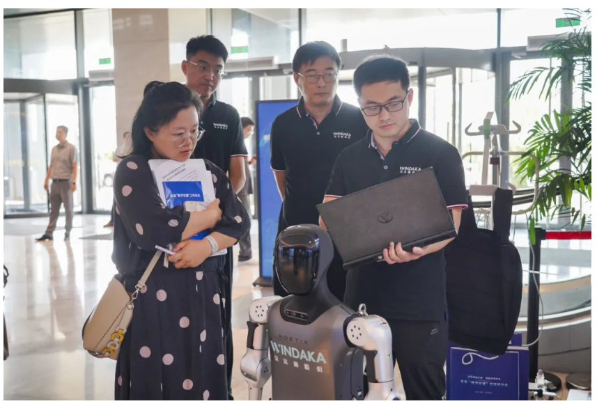 文達(dá)通股份攜“問道機(jī)器人”系列產(chǎn)品亮相山東省數(shù)字住建交流研討會(huì)